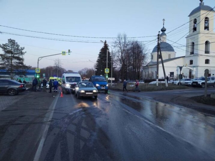 Водитель нарушил правила и сбил трех несовершеннолетних на пешеходном переходе в деревне Синьково Новости Дмитрова 